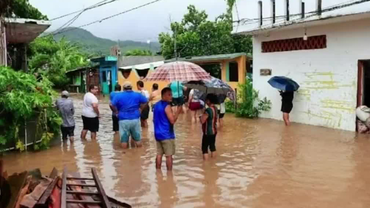 Damnificados de la tormenta tropical 'Max' amenazan a las autoridades con radicalizar sus protestas