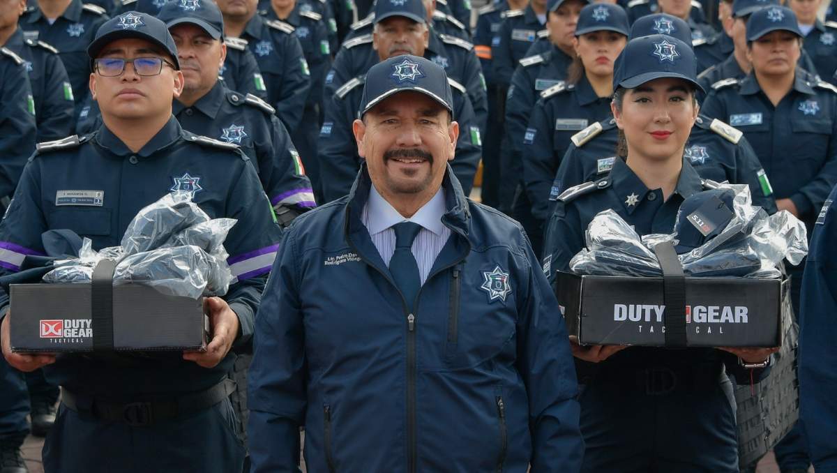 El edil de Atizapán realizó la entrega simbólica de 2 mil 616 uniformes. | Especial