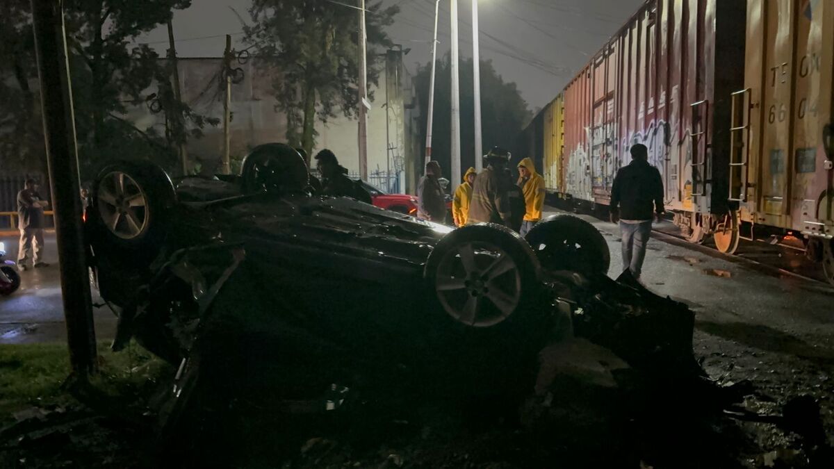 El tráiler golpeo a un automóvil.