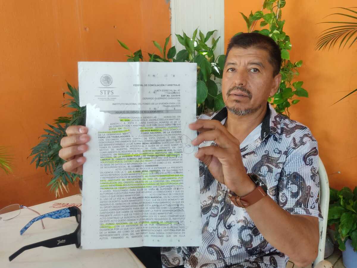 Gerardo paga un crédito del Infonavit. (Edna Juárez)