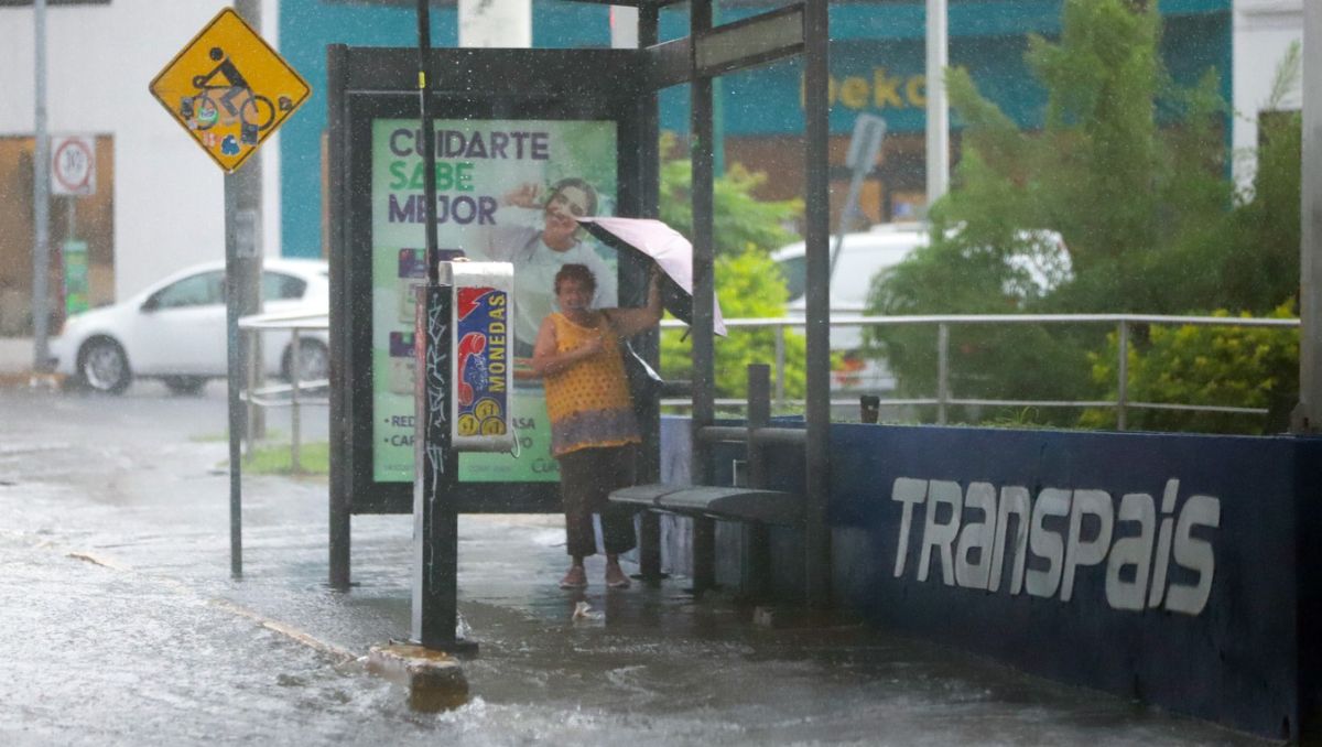 Lluvias inundan las principales avenidas en Monterrey/ Jorge López