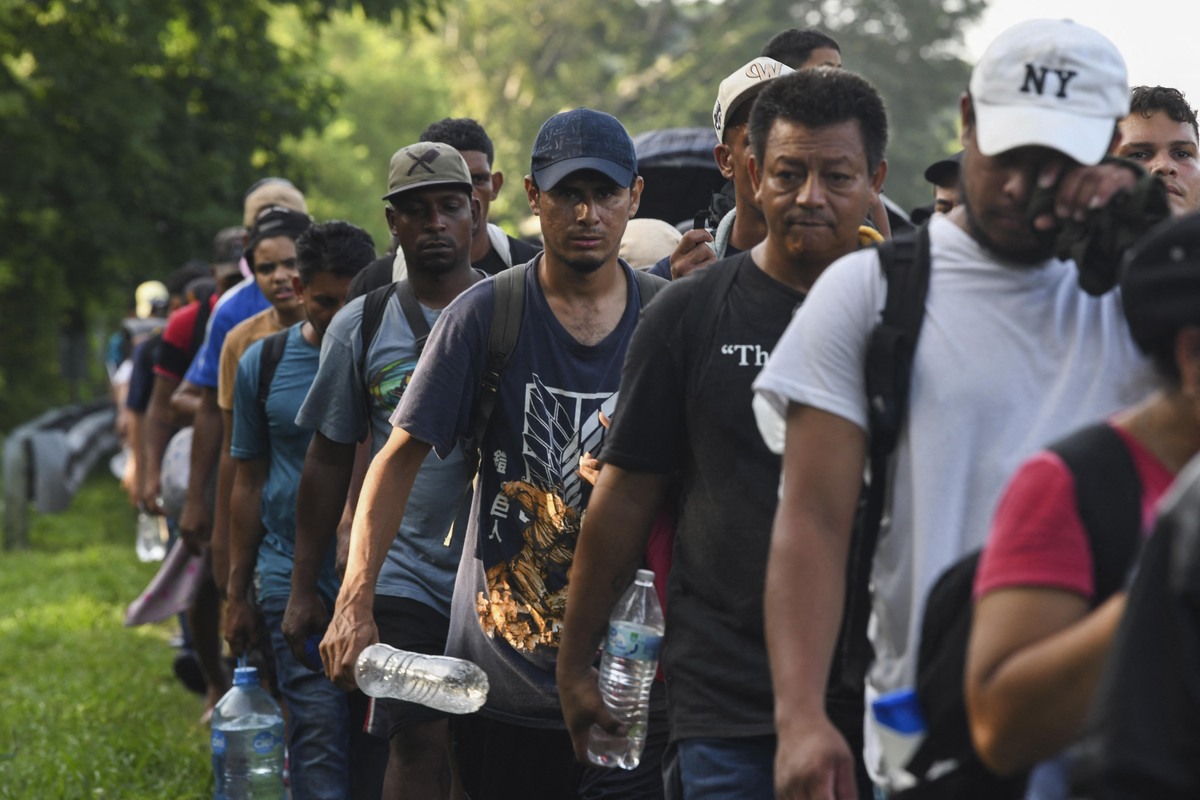 Migrantes caminan por Chiapas. | AFP