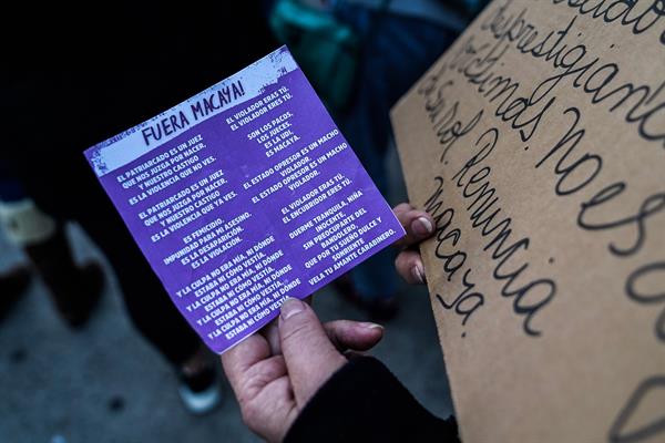 Personas de distintas agrupaciones feministas participan de una manifestación afuera del Congreso Nacional para pedir la renuncia de Macaya | EFE