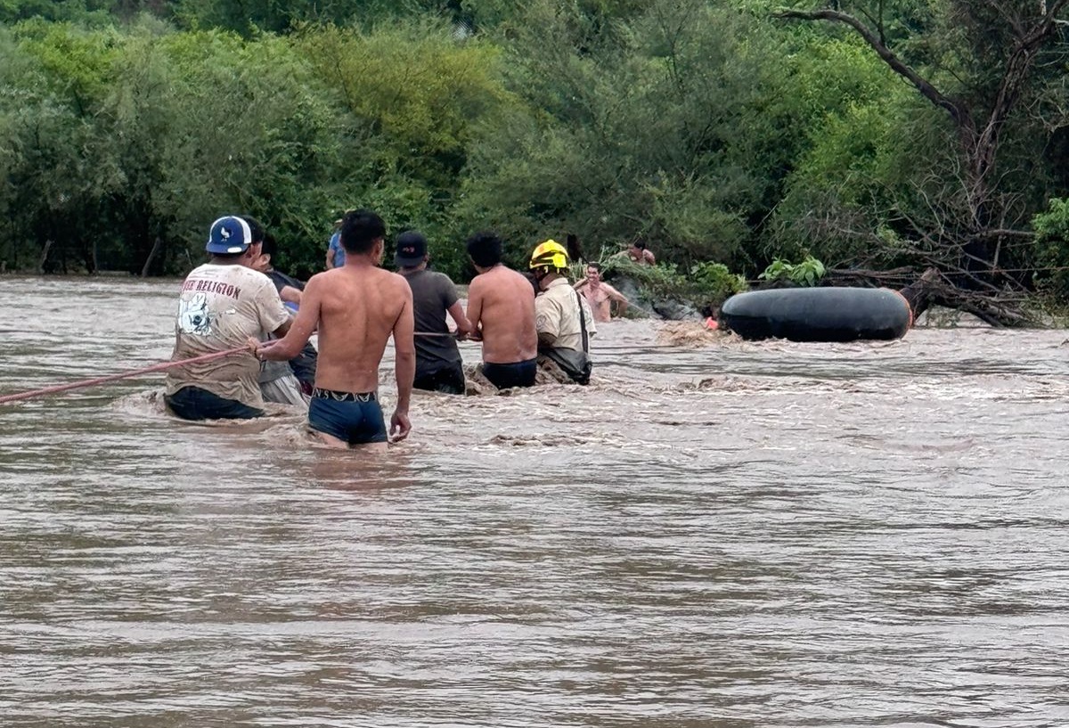 En Tuxcacuesco dos hombres fueron rescatados de la corriente. (Cortesía)