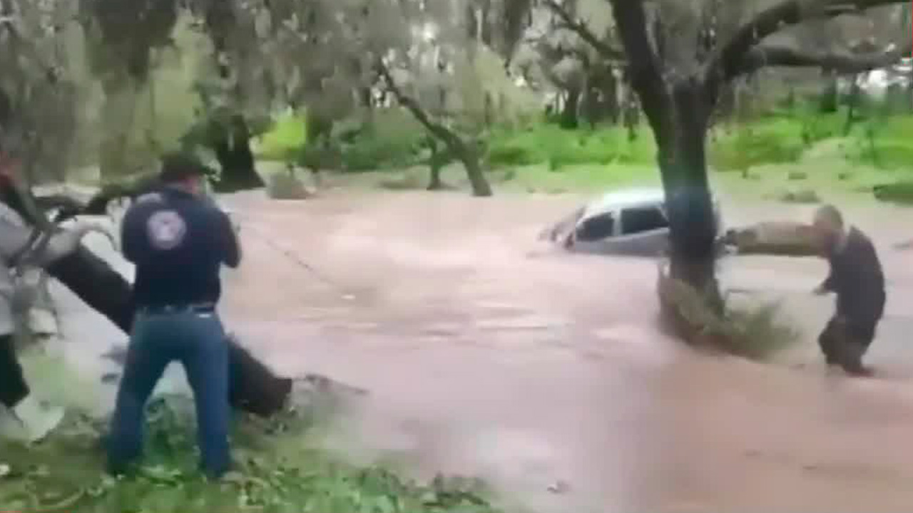 Hombre es rescatado de ser arrastrado por la corriente de un arroyo en Zacatecas