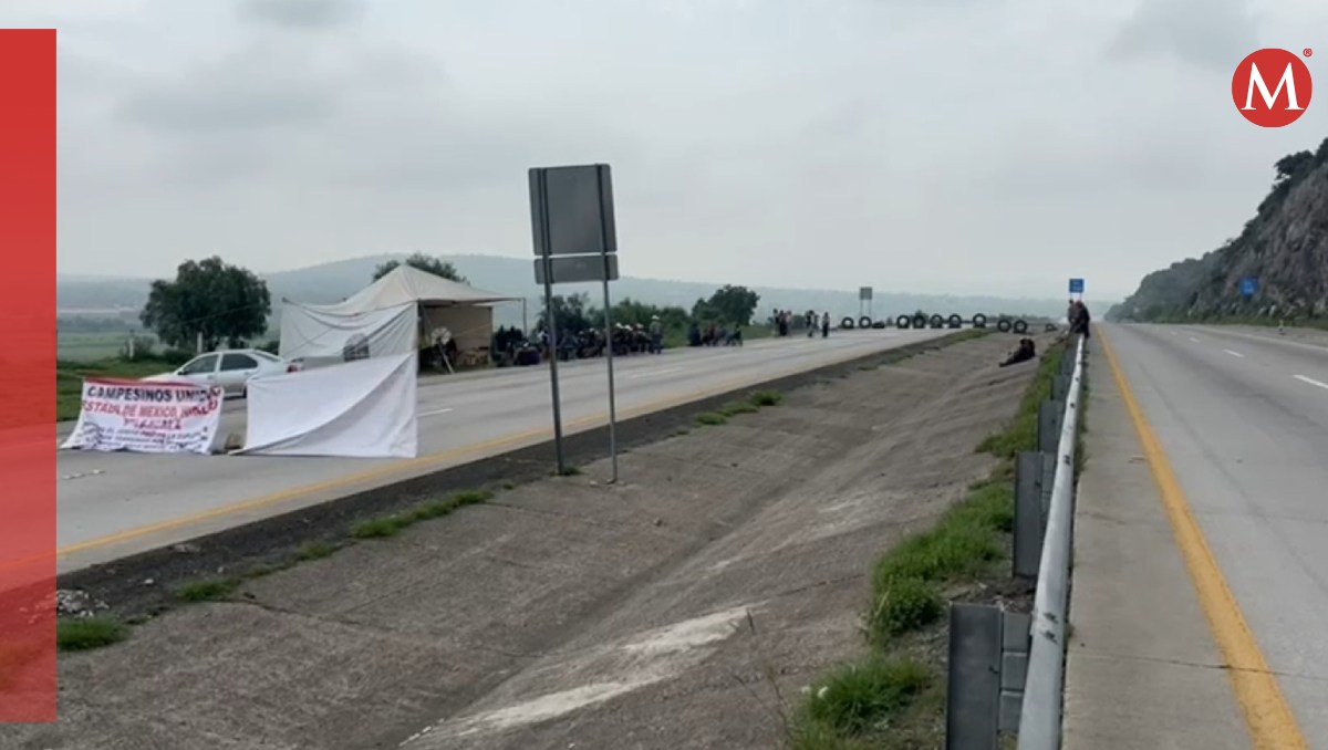 Con llantas y lonas, comuneros bloquean autopista Arco Norte. Foto: (Especial)