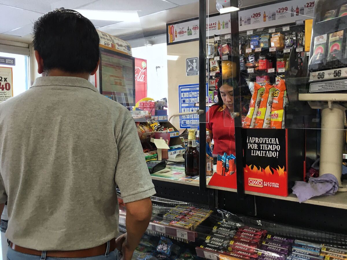 Oxxos cierran en Nuevo Laredo por violencia.