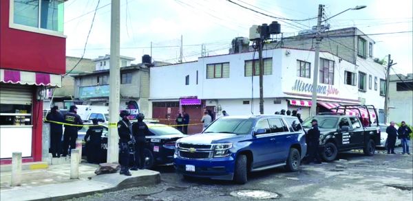 En el parabrisas de la unidad motora quedaron registrados los impactos de las detonaciones. ABADIEL MARTÍNEZ