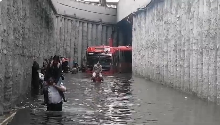Rescatan a pasajeros del camión que quedó atascado en paso a desnivel. (Especial)