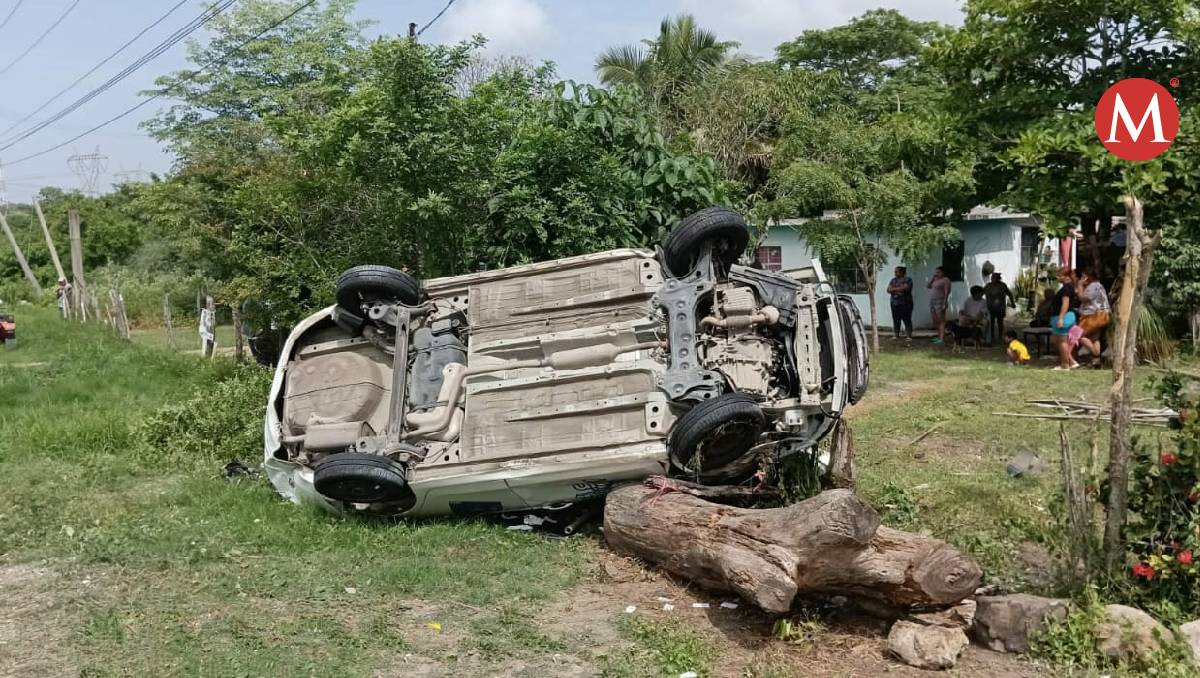 Volcadura en carretera Tampico-Mante deja dos lesionados; carro casi se mete a casa.