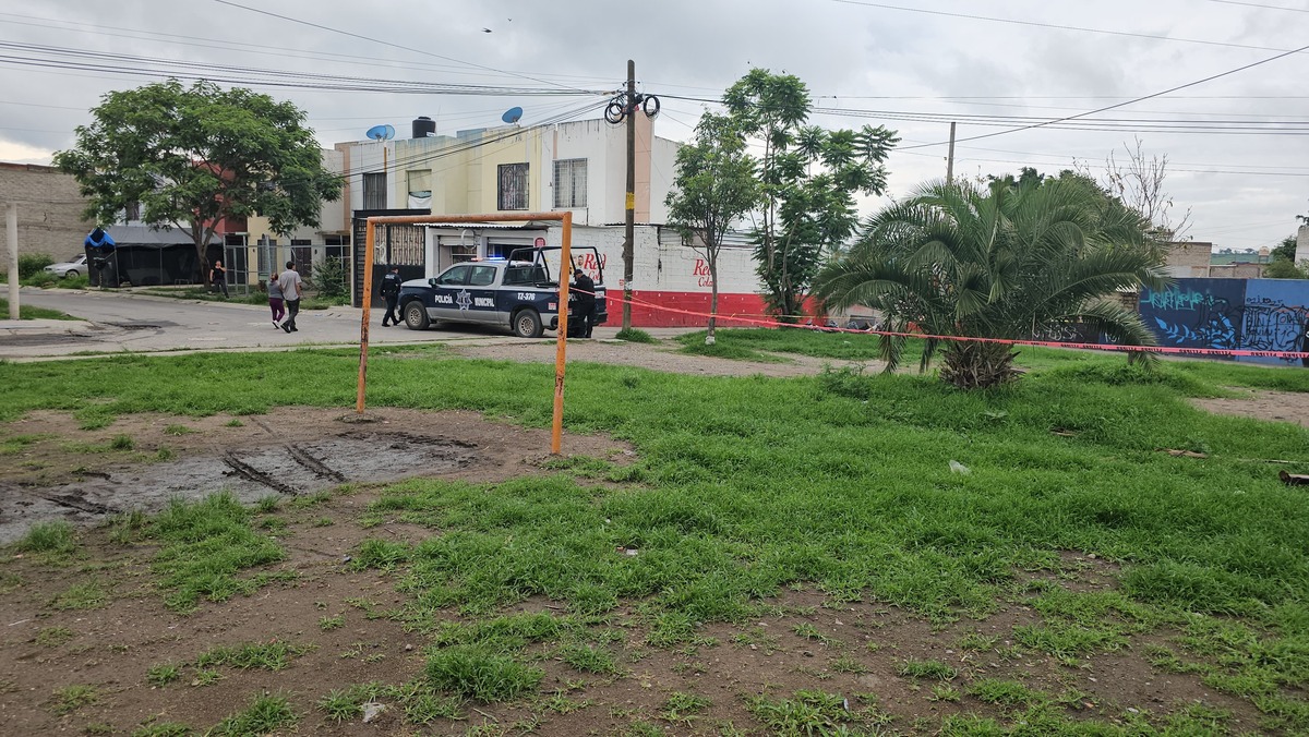 Abandonan cádaver a un costado de unas canchas de futbol en Tlajomulco (Juan Carlos Munguía)