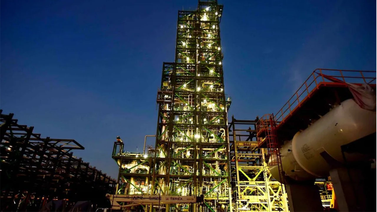 El director de Pemex afirma que la refinería Olmeca ya procesa 100 mil barriles diarios de petróleo