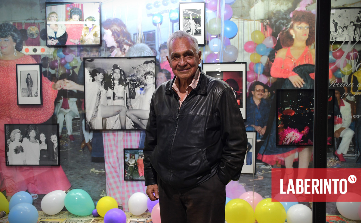 Juan Ponce posa junto a sus fotografías en la galería Drama. (Foto: Juan Carlos Aguilar)