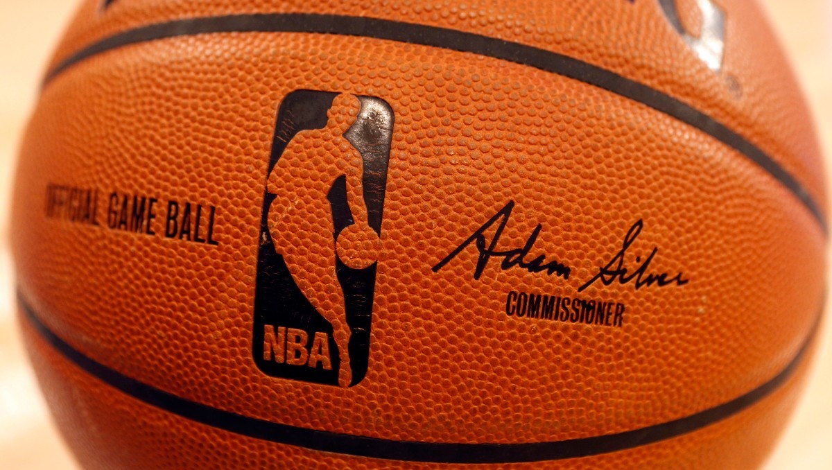 NBA anunció el miércoles que firmó acuerdos por once años con The Walt Disney Company, NBCUniversal y Amazon Prime Video (AP)
