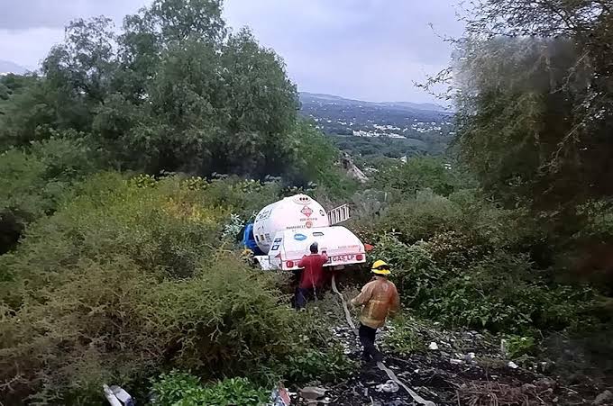 Pipa cargada con gas cae a barranco.