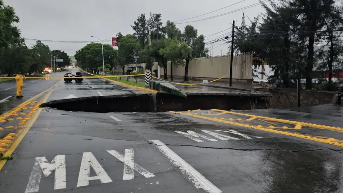 Socavón de 10 metros se abre en Av. López Mateos en Zapopan; desvían circulación ante riesgo