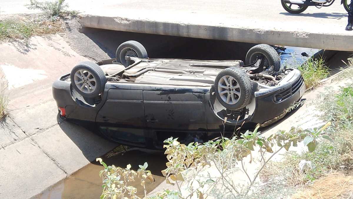 El carro cayó dentro de un canal de riego en la colonia Villas San Agustín. | Especial