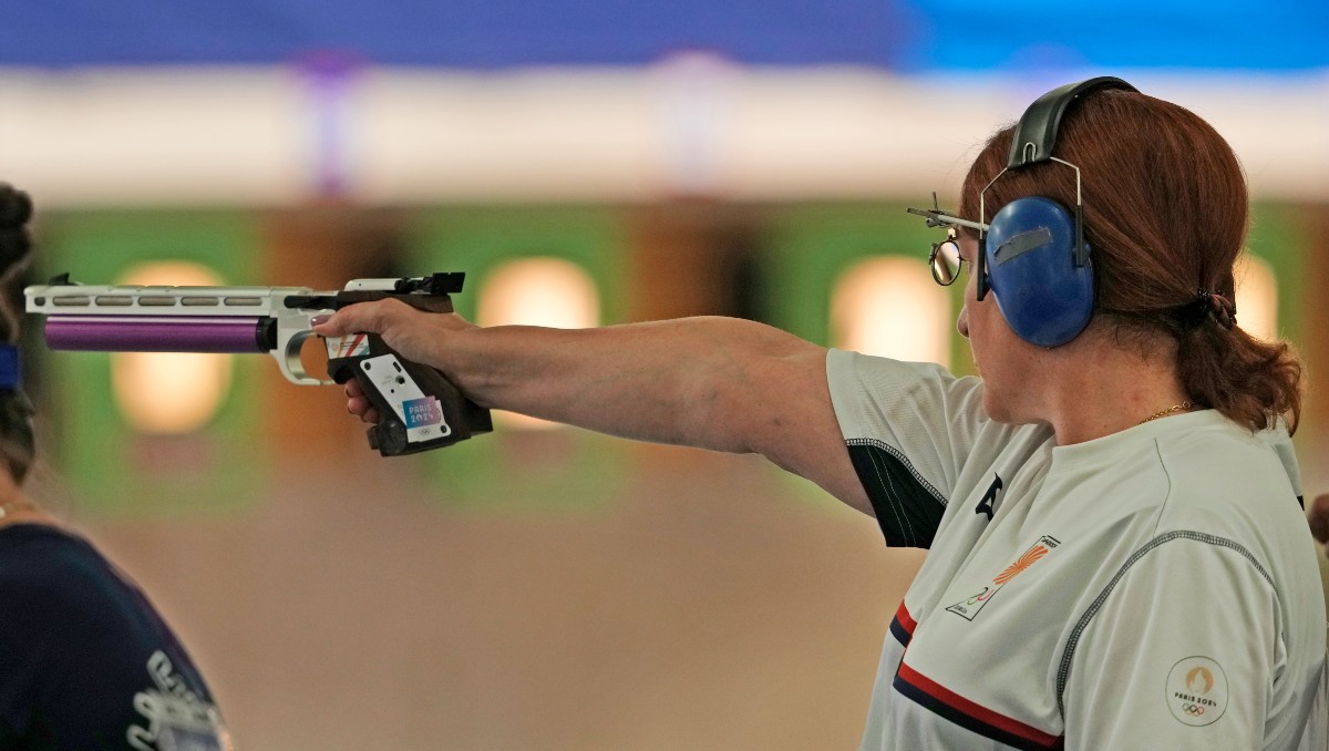 Nino Salukvadze es la primera mujer que participa en diez Juegos Olímpicos (AP)