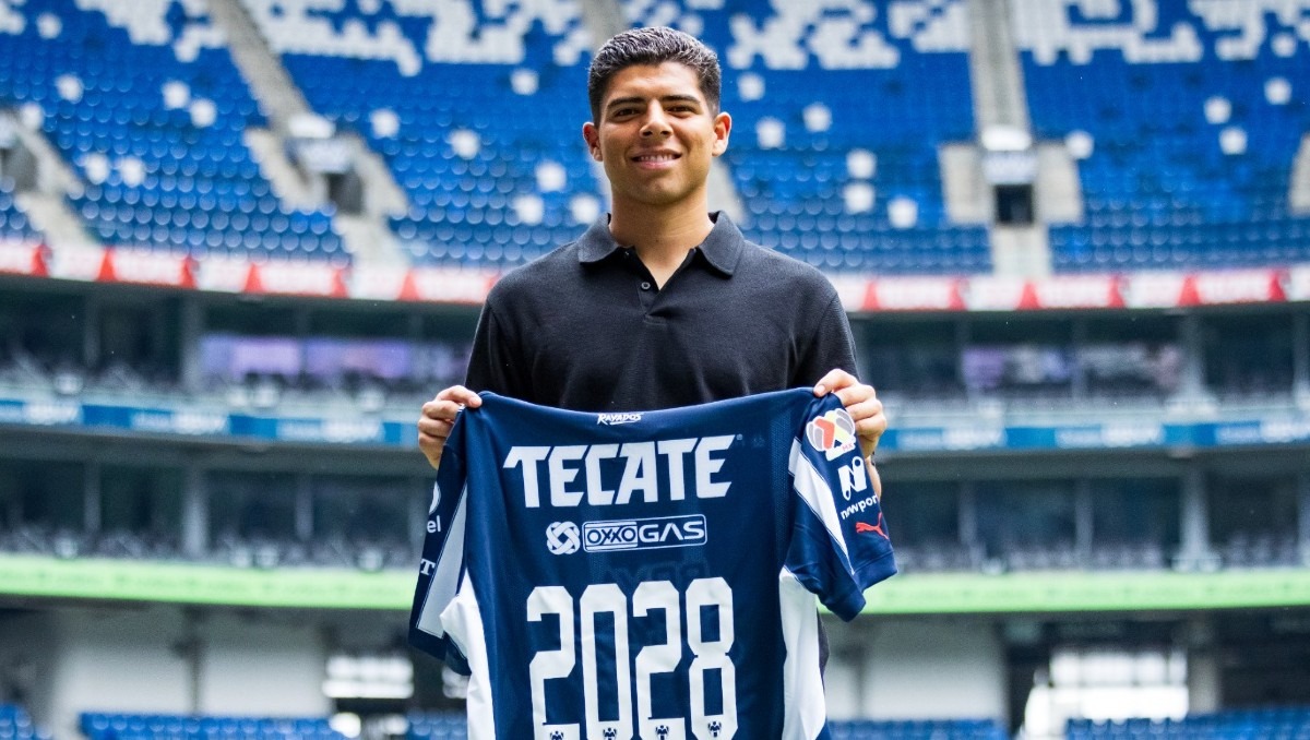 Víctor Guzmán ha sido titular indiscutible en los procesos de Fernando Ortiz y Víctor Manuel Vucetich (X @Rayados)