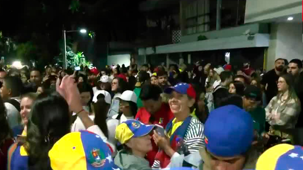 Cientos de personas se reúnen en la embajada de Venezuela a la espera de los resultados electorales