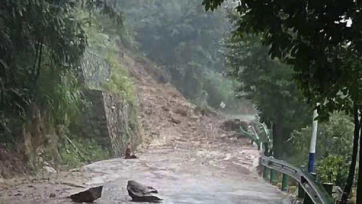 El deslave afectó la carretera en la localidad de Shouyue. Foto: (Xinhua vía AP)