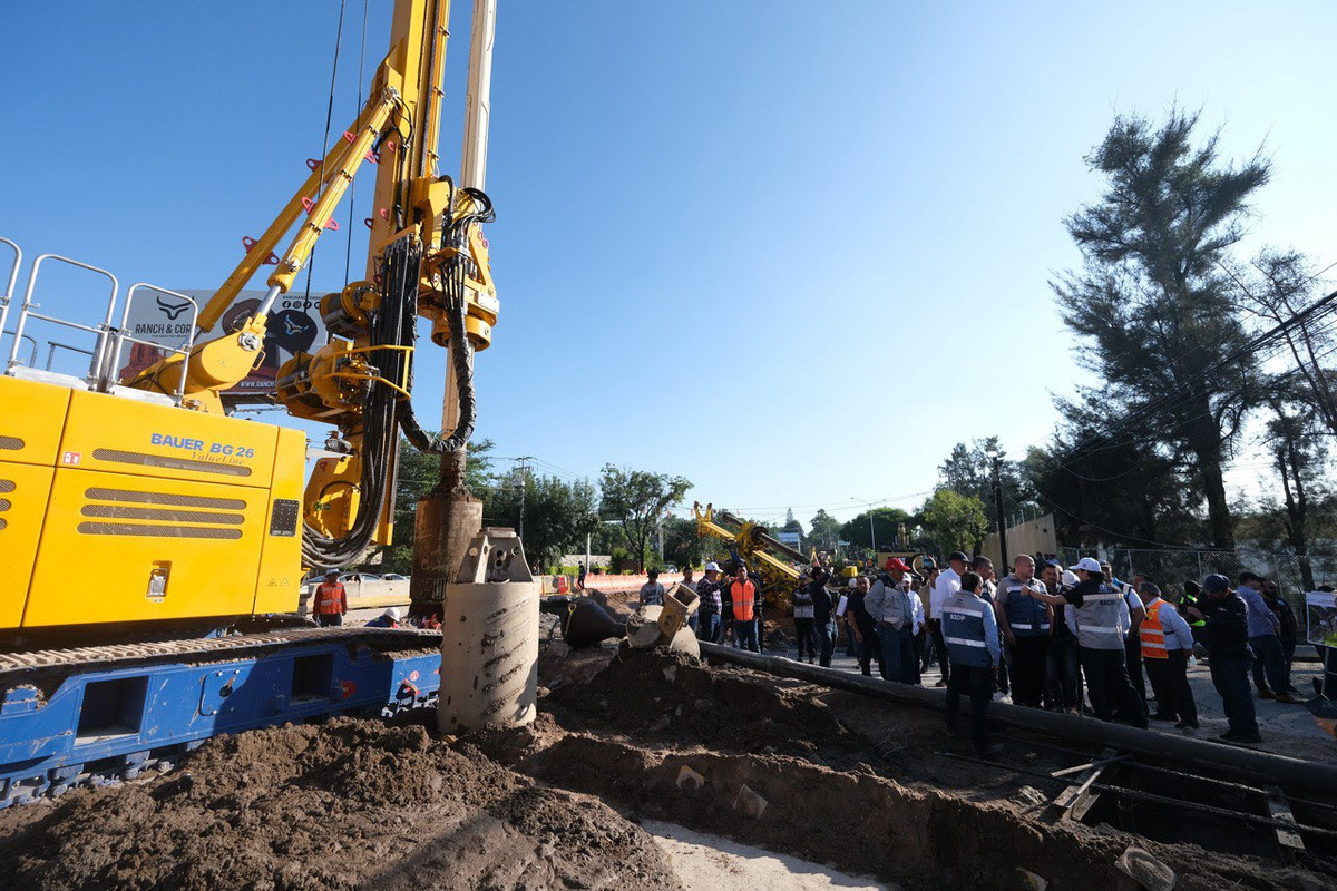 Enrique Alfaro recorrió las obras que se realizan en López Mateos. (Cortesía)