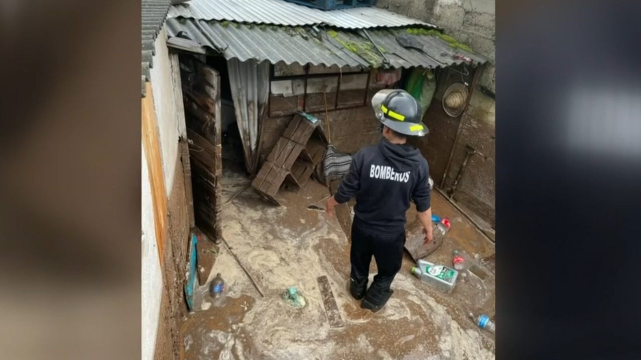 Fuertes lluvias inundan una vivienda en Hidalgo; los afectados perdieron sus bienes domésticos