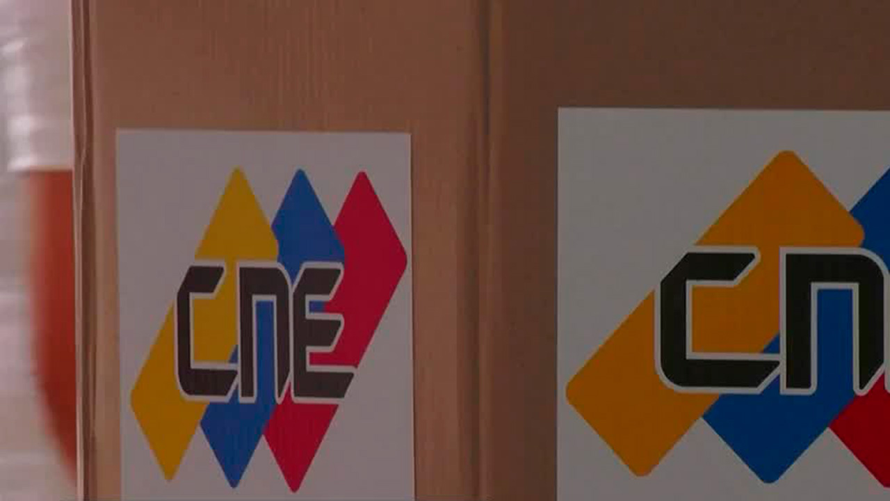 Miles de ciudadanos venezolanos hacen enormes filas para emitir su voto