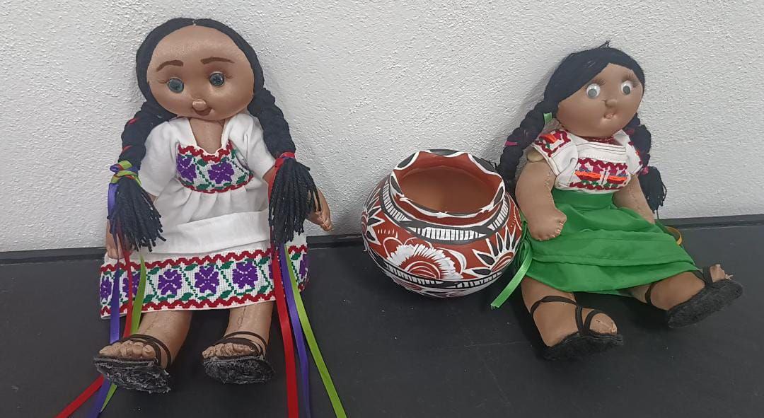 Muñecas tradicionales elaboradas por adultos mayores en el Centro Cultural Regional de la Huasteca Hidalguense