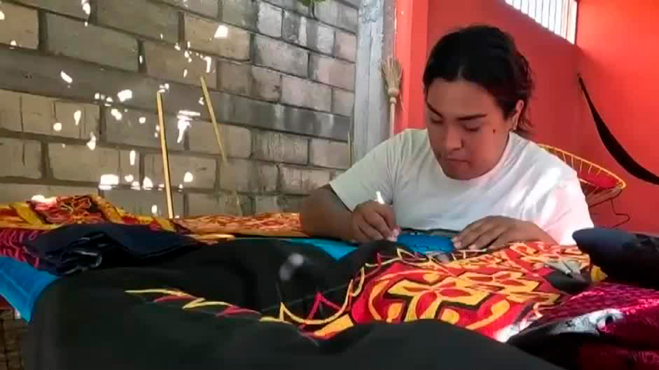 En Oaxaca, los trajes regionales confeccionados con 'grecas' siguen siendo una tradición viva