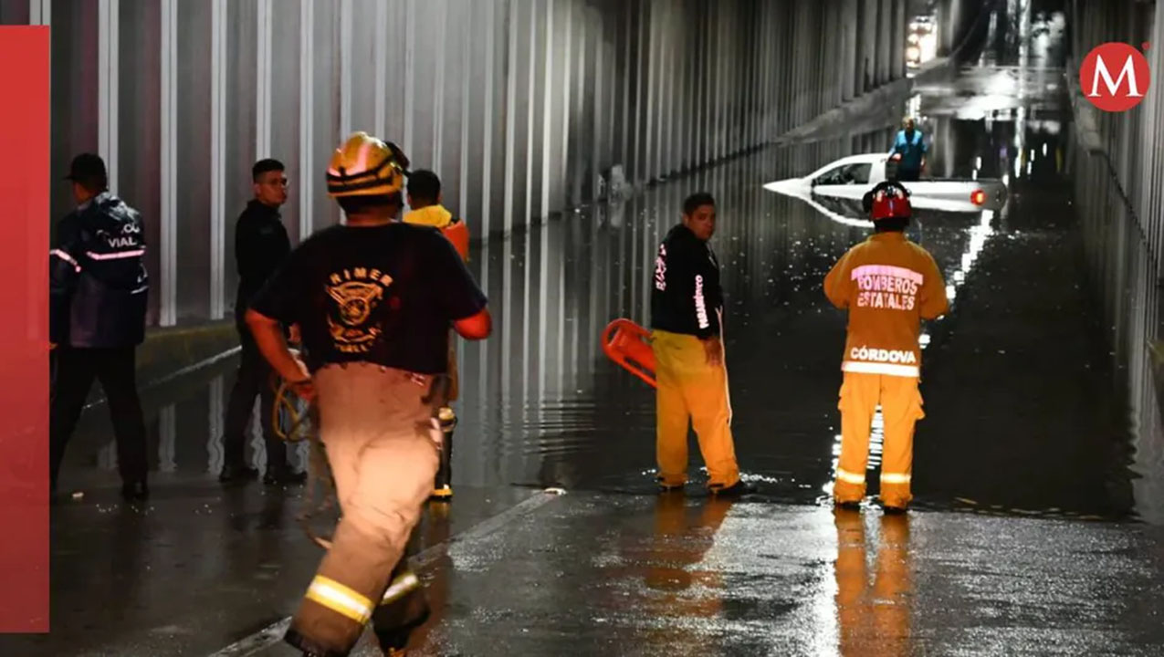 Rescatan a mujer que intentó cruzar paso a desnivel inundado en Aguascalientes