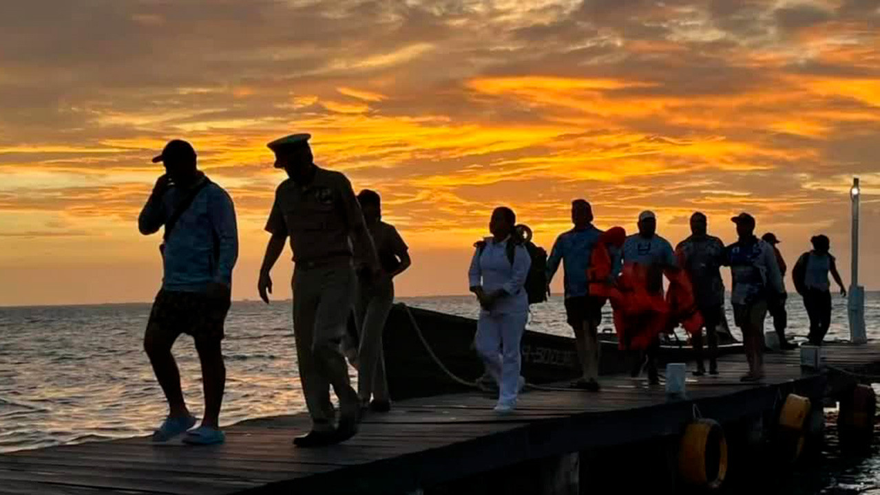 Rescatan a 6 tripulantes de embarcación extraviados en altamar en Quintana Roo