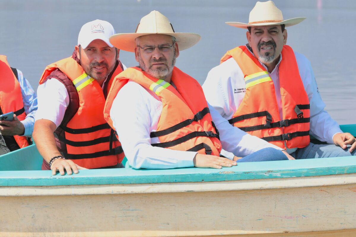 Alfredo Ramírez Bedolla en el lago de Pátzcuaro, Michoacán