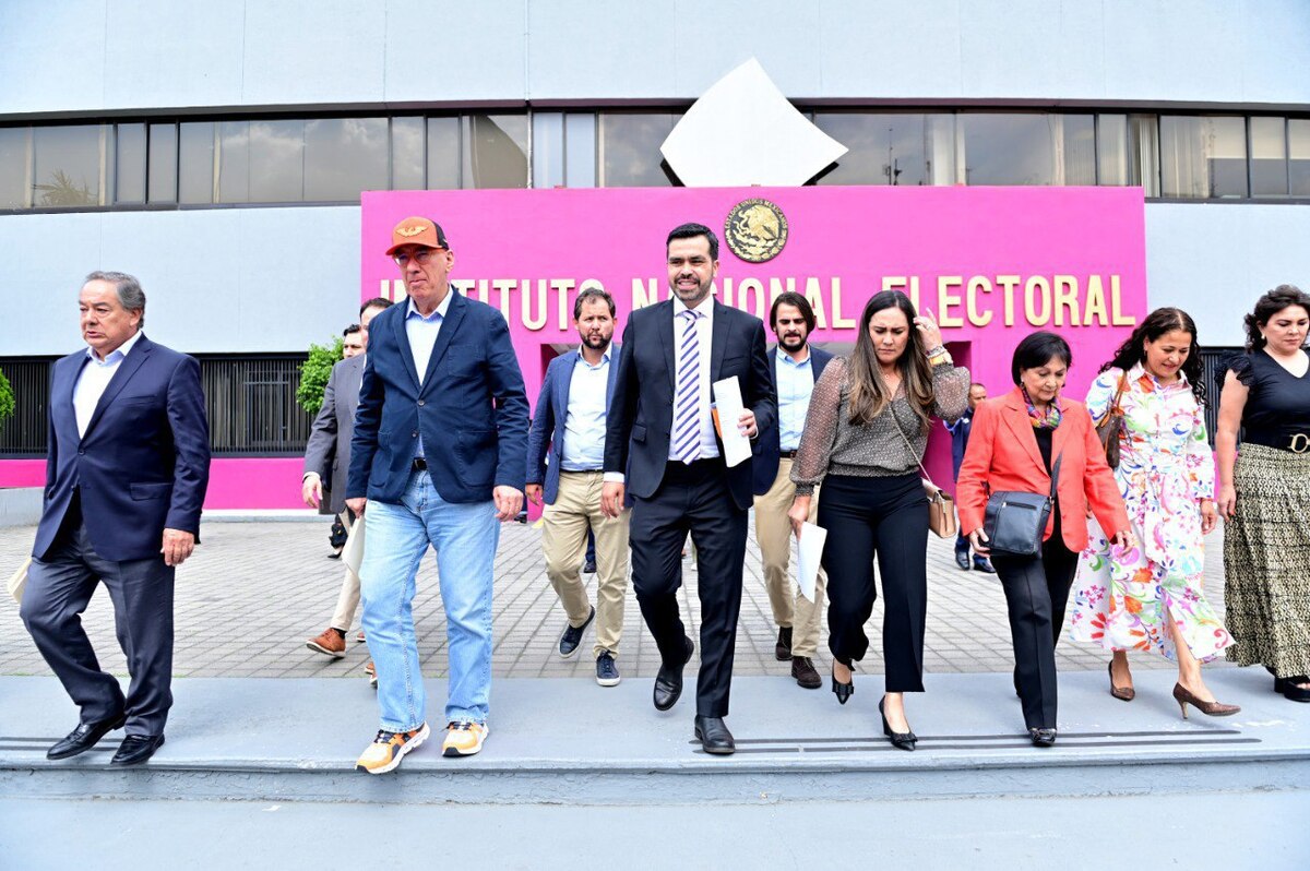 Álvarez Máynez estuvo en el Instituto, acompañado del dirigente nacional de Movimiento Ciudadano, Dante Delgado.
