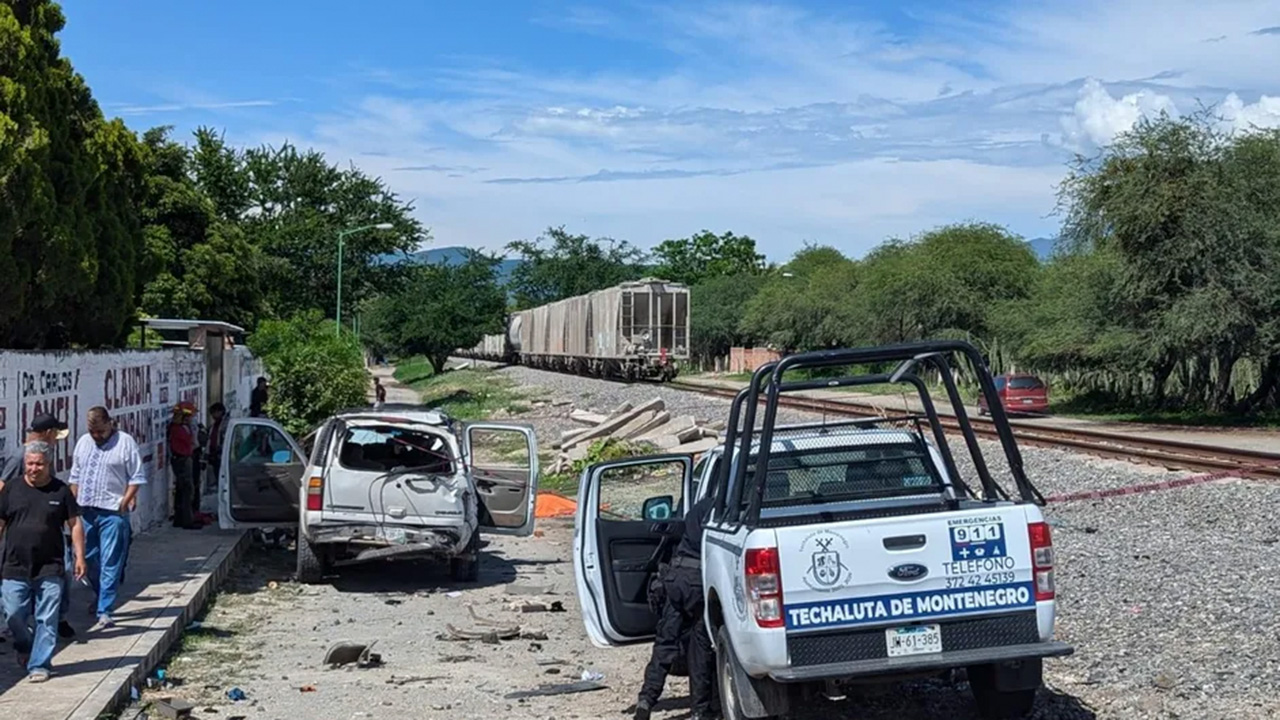Choque entre camioneta y tren deja un muerto y diez heridos en Jalisco