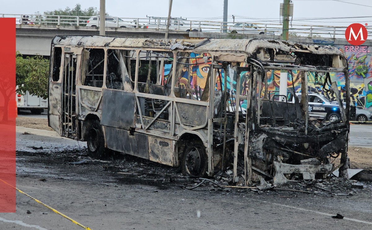 Una falla mecánica provocó el incendio de un camión del transporte público en Zapopan (Juan Carlos Munguía)