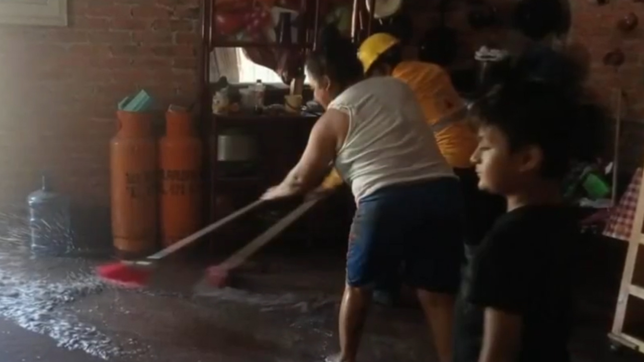 Al menos 30 familias resultaron afectadas por el desbordamiento de dos arroyos en Tlalchapa, Guerrero