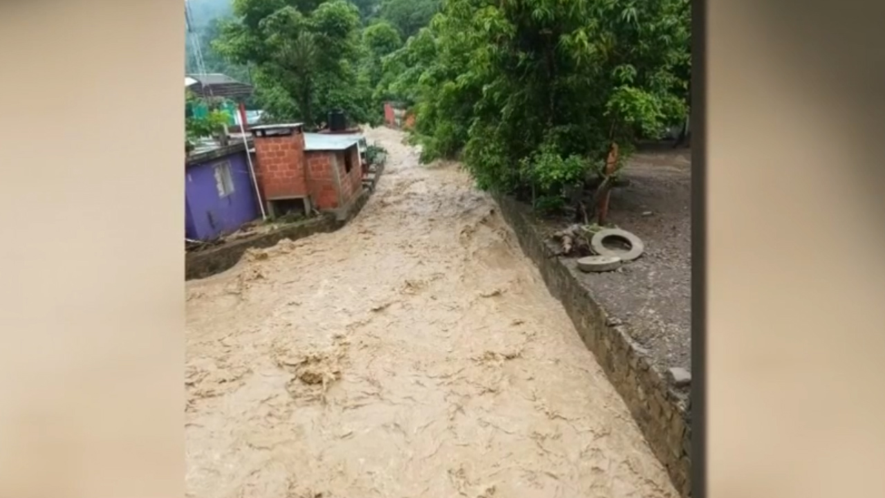 Fuertes lluvias afectan a más de 100 familias tras desbordamiento de río en Xochiatipan, Hidalgo