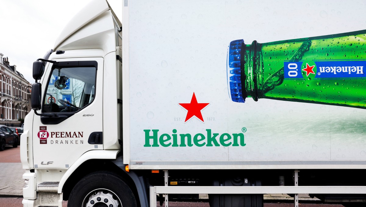Logo de la cerveza Heineken en un camión de reparto en Nimega, Países Bajos. Marzo de 2023. Foto: (Reuters)