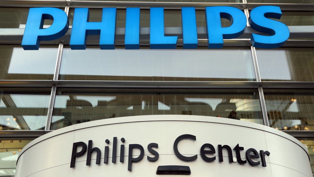 Logo de la empresa tecnológica neerlandesa Philips en la sede de la compañía en Ámsterdam, Países Bajos. Enero de 2019. Foto: (Reuters)