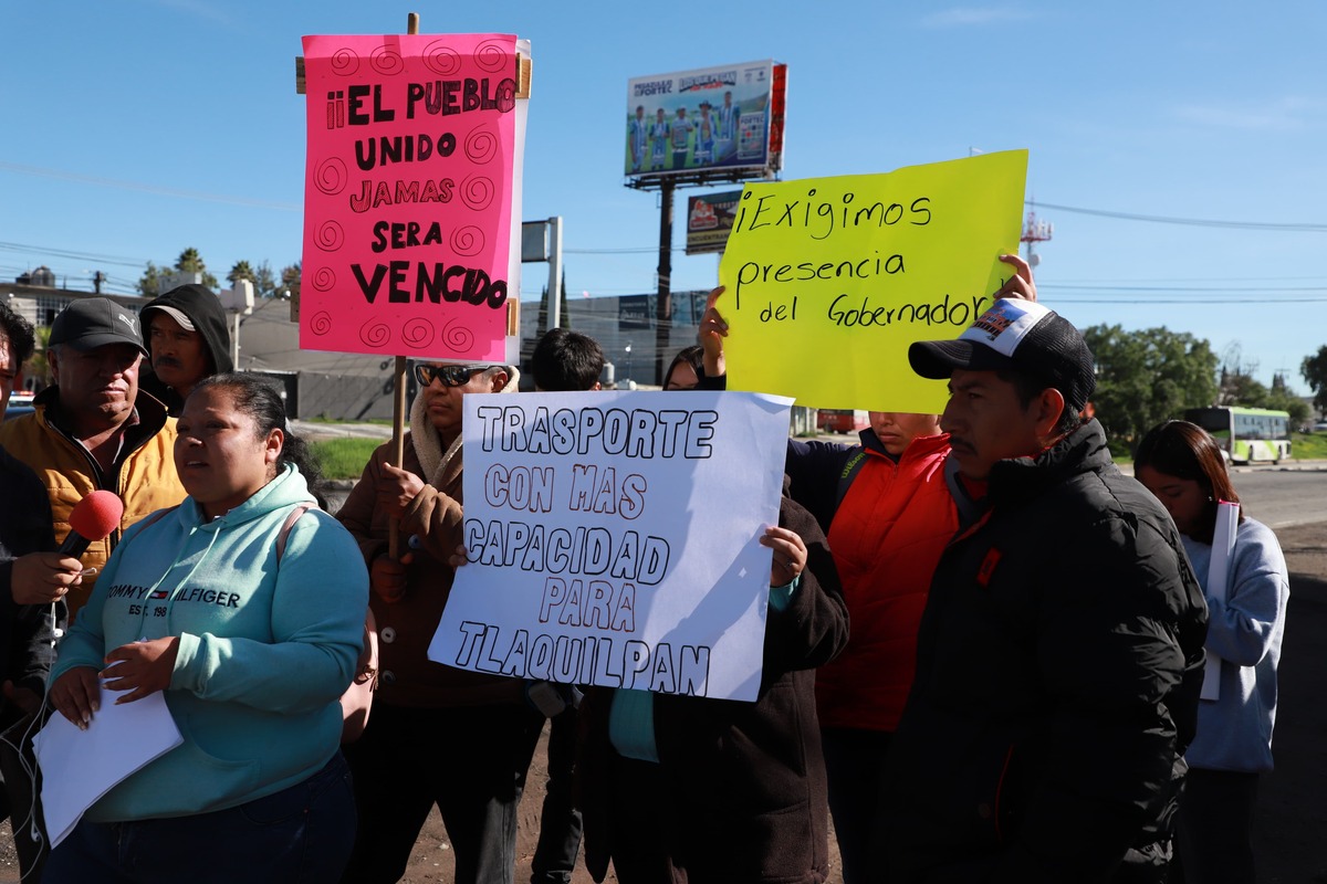 Manifestantes bloqueando la carretera México-Pachuca