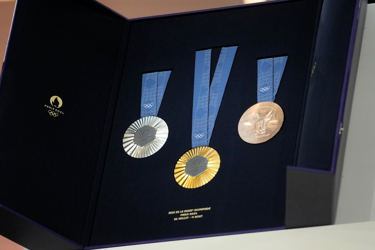 Las medallas de los Juegos Olímpicos de París 2024 se exhiben en la sede de los Juegos Olímpicos de París en Saint-Denis | AP