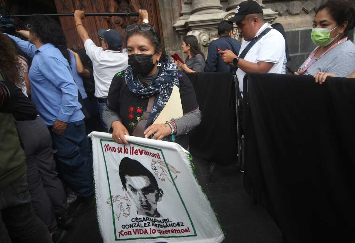 Padres de 43 normalistas desaparecidos de Ayotzinapa. | Foto: Araceli López