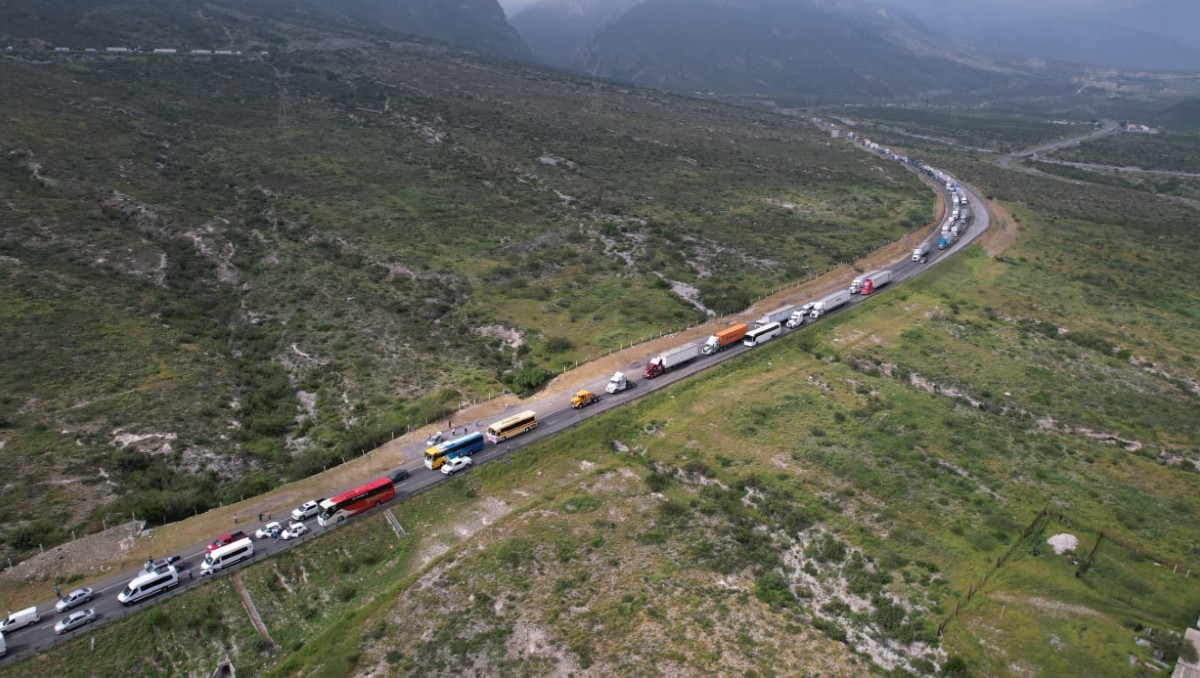 Paralizan carretera de Saltillo-Monterrey / Omar Benavides.