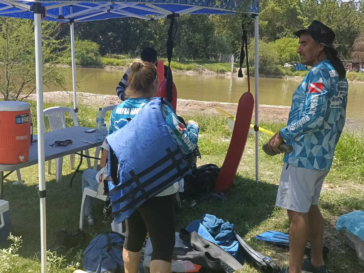 Personal de Buzos Castañeda, lograron rescataron con vida a un joven que intentó cruzar el Río Nazas. | Especial