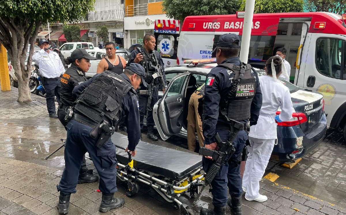 Tras el arribo de Protección Civil, madre e hijo fueron trasladados al Hospital General "Guadalupe Victoria"