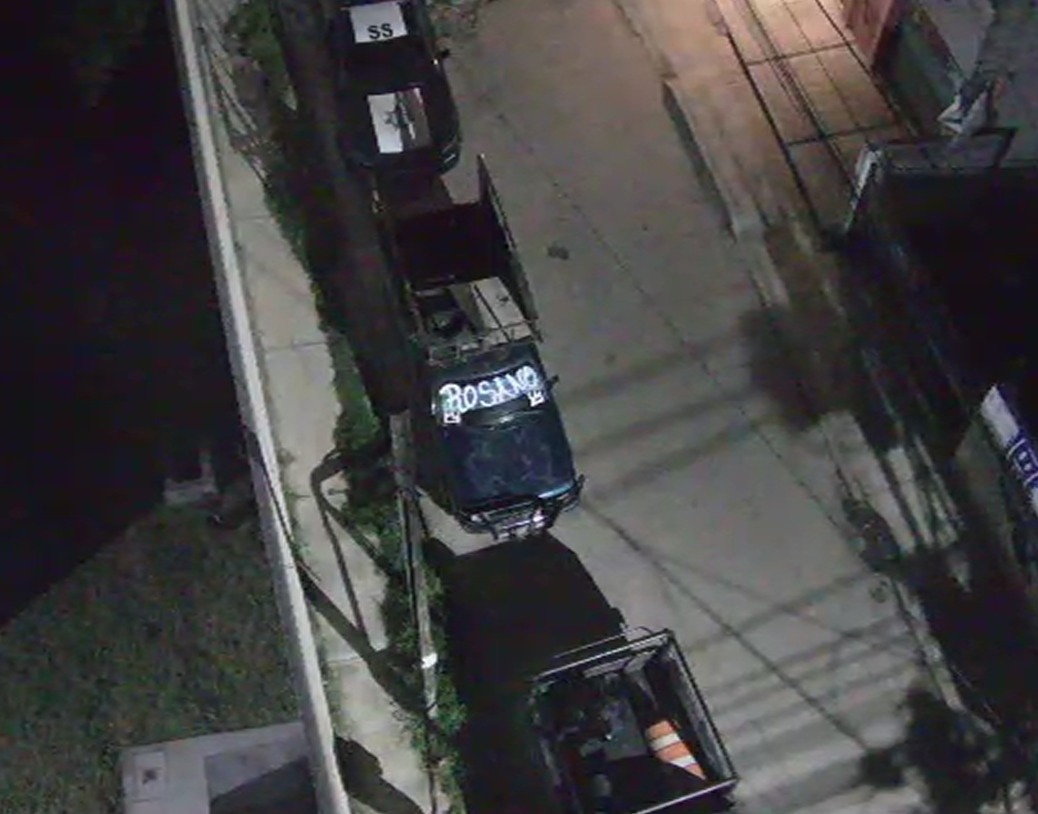 Cámaras de vigilancia captaron el momento exacto en el que los sospechosos estaba sobre una camioneta.