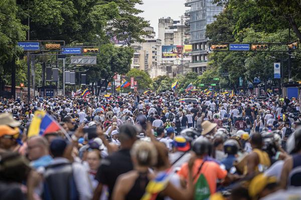 Ciudadanos asisten a una manifestación de apoyo al candidato a la presidencia de Venezuela Edmundo González Urrutia, en la sede de la ONU | Foto: EFE