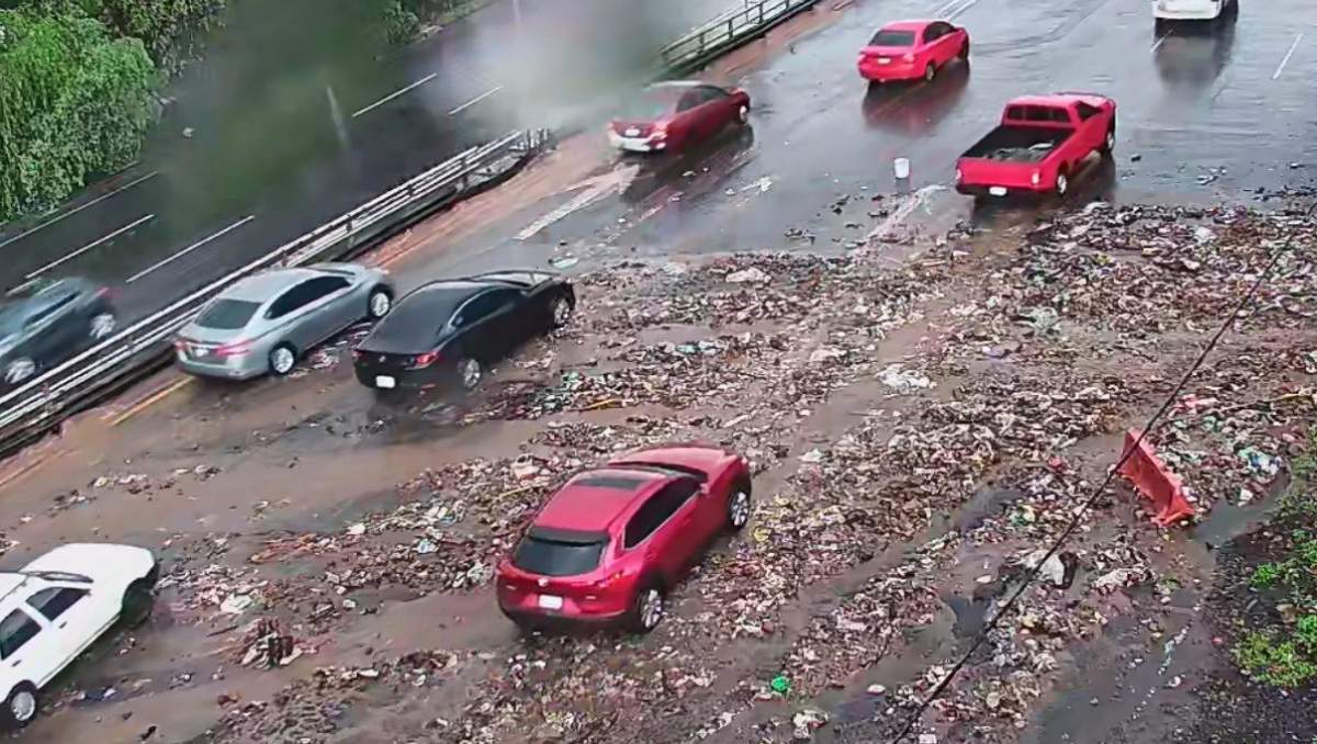 Deslave de tierra y desechos sólidos que obstruyen la circulación vehicular de la autopista México-Pachuca. | Foto: Cuenta X PC Edomex