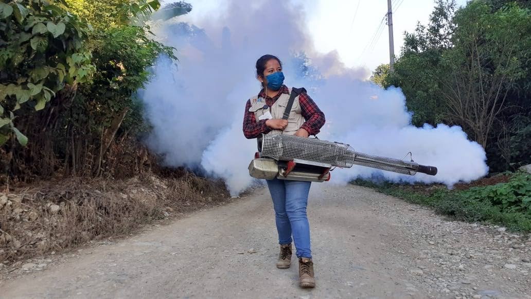 Intensifican trabajos de fumigación en Zimapán.